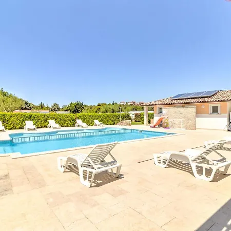 Magnificent Mobile In With Swimming Pool Holiday home