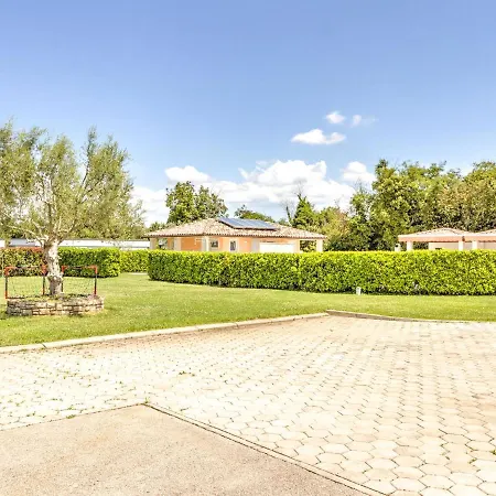 Magnificent Mobile In With Swimming Pool *