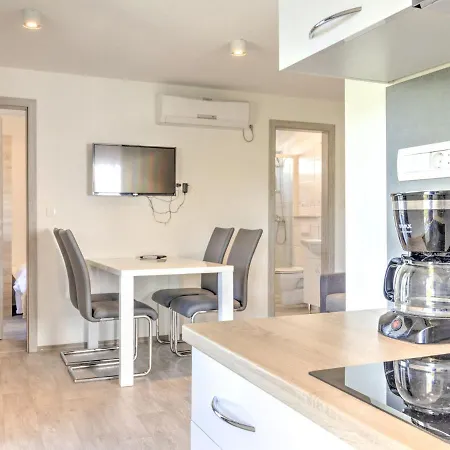 Magnificent Mobile In With Swimming Pool Vakantiehuis