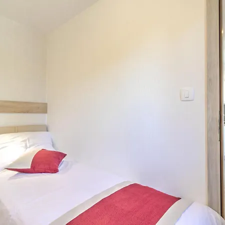 Casa vacanze Magnificent Mobile In With Swimming Pool Banjole
